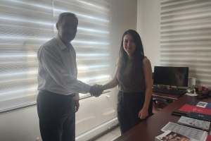 Aile ve Sosyal Hizmetler Adana İl Müdür Yardımcısı Sayın Melek BEYAZ ile Derneğimizin Yönetim Kurulu Başkanı olarak yapacağımız proje hk.da görüşme sonrası günün anlamını taşıyan fotoğraf karesinde yer aldık .Kendilerine teşekkür ederiz. 