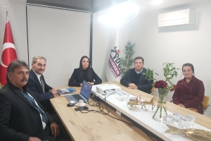 Adana İli Çukurova ilçesi Belediye Başkan Yardımcısı Sayın; Nazlı Pınar ÜNLÜ ile Derneğimizi Ziyaretinde Kadın Hakları ve Şiddetin Her Türlüsü ile yapmış olduğumuz Çalışmaları hakkında toplantı sonrasında günün anlamını taşıyan fotoğraf karesinde yer aldık. Kendilerine Derneğimizi Ziyaretlerinden do