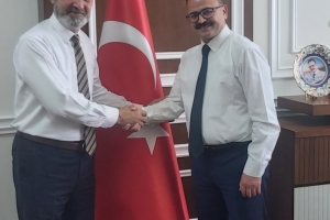 ÇUKUROVA İLÇE KAYMAKAMI Sayın : Hakan ALKAN Bey, Bugün, Çukurova İlçemizin ve ilimizin önemli konuları hakkında değerli görüşlerinizi almak ve fikir alışverişinde bulunmak adına gerçekleştirdiğimiz ziyaretimizden dolayı büyük memnuniyet duydum. Ziyaretimiz esnasında gösterdiğiniz sıcak ilgi ve sami