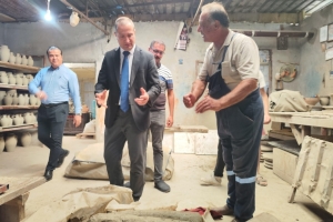 Şiddeti Önleme Derneği Yönetim Kurulunda Görev alan aynı zamanda Akdeniz bölgesinde Mersin İli Tarsus İlçesinde yıllardır Çömlekçilik atölyesi bulunan Eyyup MAKAL'I Tarsus İlçe Kaymakamı Sayın Mehmet Ali AKYÜZ ve Müze Müdürümüz Sayın Doğukan ALPER atölyemizi ziyaretlerinden dolayı teşekkür ederiz.