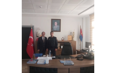 Adana İli Karaisalı İlçe Jandarma Komutanımız Sayın; Emre YEŞİLYURT ziyaretimizde Sayın; Emekli Yarbay Hasan ULU ÖZ ile ŞÖNDER Yönetim Kurulu Başkanı olarak Ülkemizin gündemi Her Türlü Şiddetle Mücadele iştişare konu başlıklı görüşme sonrası günün anısı olarak fotoğraf karesinde yer aldık. Bizlere z