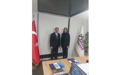 Adana İli Çukurova ilçesi Belediye Başkan Yardımcısı Sayın; Nazlı Pınar ÜNLÜ ile Derneğimizi Ziyaretinde Kadın Hakları ve Şiddetin Her Türlüsü ile yapmış olduğumuz Çalışmaları hakkında toplantı sonrasında günün anlamını taşıyan fotoğraf karesinde yer aldık. Kendilerine Derneğimizi Ziyaretlerinden do