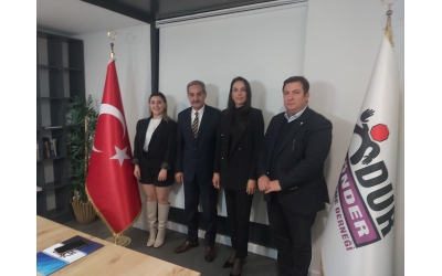 Adana İli Çukurova ilçesi Belediye Başkan Yardımcısı Sayın; Nazlı Pınar ÜNLÜ ile Derneğimizi Ziyaretinde Kadın Hakları ve Şiddetin Her Türlüsü ile yapmış olduğumuz Çalışmaları hakkında toplantı sonrasında günün anlamını taşıyan fotoğraf karesinde yer aldık. Kendilerine Derneğimizi Ziyaretlerinden do