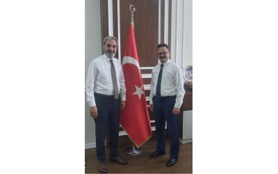 ÇUKUROVA İLÇE KAYMAKAMI Sayın : Hakan ALKAN Bey, Bugün, Çukurova İlçemizin ve ilimizin önemli konuları hakkında değerli görüşlerinizi almak ve fikir alışverişinde bulunmak adına gerçekleştirdiğimiz ziyaretimizden dolayı büyük memnuniyet duydum. Teşekkür ederiz. 
