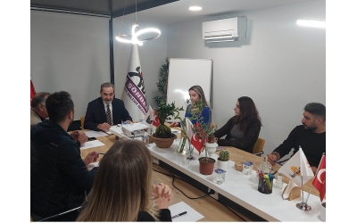 ŞÖNDER YÖNETİM KURULU VE KONUK MİSAFİRLER İLE 2024 EĞİTİM EYLEM PLANI PROJE ÇALIŞMALARI HAKKINDA TOPLANTI ANI