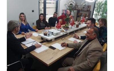 ŞÖNDER YÖNETİM KURULU VE KONUK MİSAFİRLER İLE 2024 EĞİTİM EYLEM PLANI PROJE ÇALIŞMALARI HAKKINDA TOPLANTI ANI