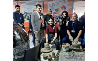 Çamur Yoğurma Yöntemi, Çamuru Geri Dönüştürme Yöntemi , Çömlekçi çarkında çamuru merkeze getirme işlemi ,Çamuru çömlek çarkının merkezine yerleştirme ve Silindir biçimli obje yapma işlemi bilgilendirme açıklaması anı