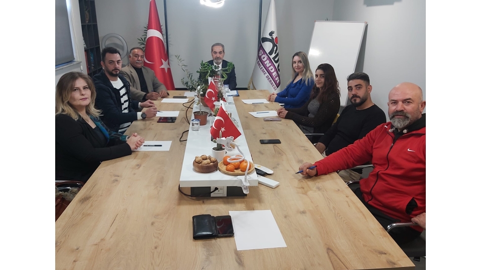 ŞÖNDER YÖNETİM KURULU VE KONUK MİSAFİRLER İLE 2024 EĞİTİM EYLEM PLANI PROJE ÇALIŞMALARI HAKKINDA TOPLANTI ANI