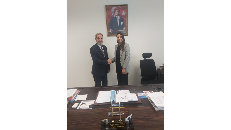 Adana İli Çukurova ilçesi Çukurova Belediye Başkan Yardımcısı Sayın ; Nazlı Pınar ÜNLÜ ile Derneğimizin Şiddetin Her Türlüsü ile yapmış olduğumuz Çalışmaları hakkında toplantı sonrasında günün anlamını taşıyan fotoğraf karesinde yer aldık. Kendilerine Yönetim Kurulu adına teşekkür ederiz. 
