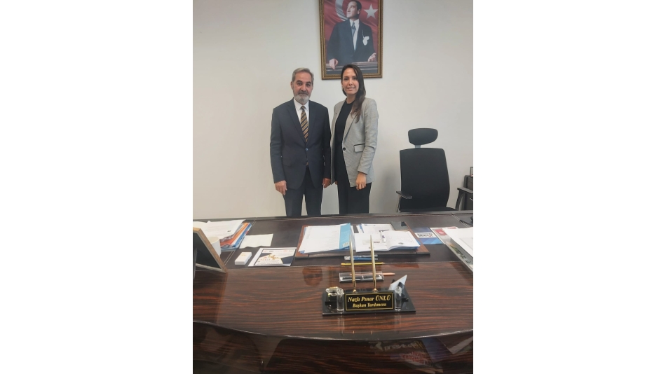Adana İli Çukurova ilçesi Çukurova Belediye Başkan Yardımcısı Sayın ; Nazlı Pınar ÜNLÜ ile Derneğimizin Şiddetin Her Türlüsü ile yapmış olduğumuz Çalışmaları hakkında toplantı sonrasında günün anlamını taşıyan fotoğraf karesinde yer aldık. Kendilerine Yönetim Kurulu adına teşekkür ederiz. 